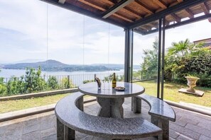 Outdoor dining - Villa Arona 4br/2ba Sleeping up to 14 Guests (Arona)