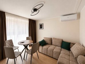 TV - Krakow Bohaterow Wrzesnia Urban Residence by Downtown Apartments (Kraków)