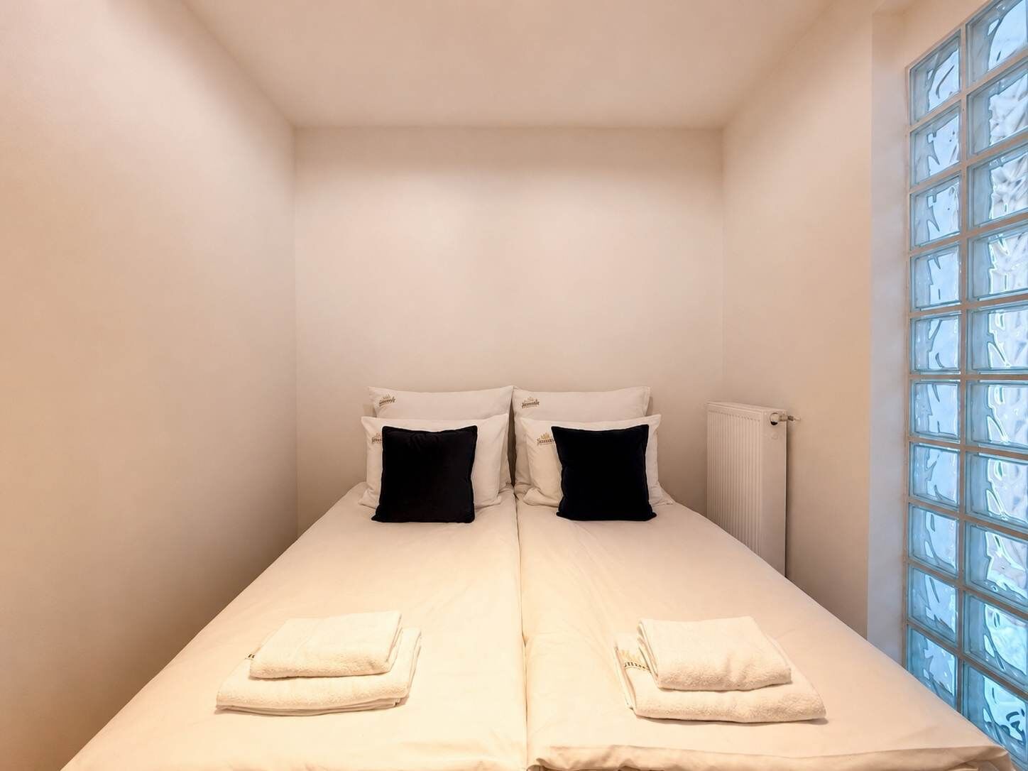 Iron/ironing board, travel crib, WiFi, bed sheets