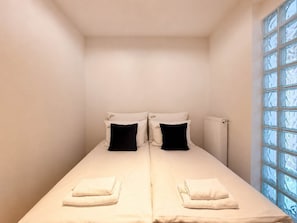 Tabla de planchar con plancha, cuna de viaje, wifi y ropa de cama 
