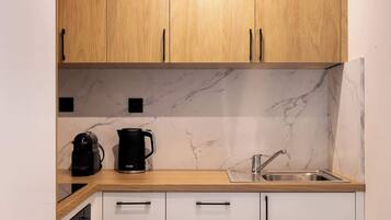 Cafetière/bouilloire, réfrigérateur, four, plaque de cuisson