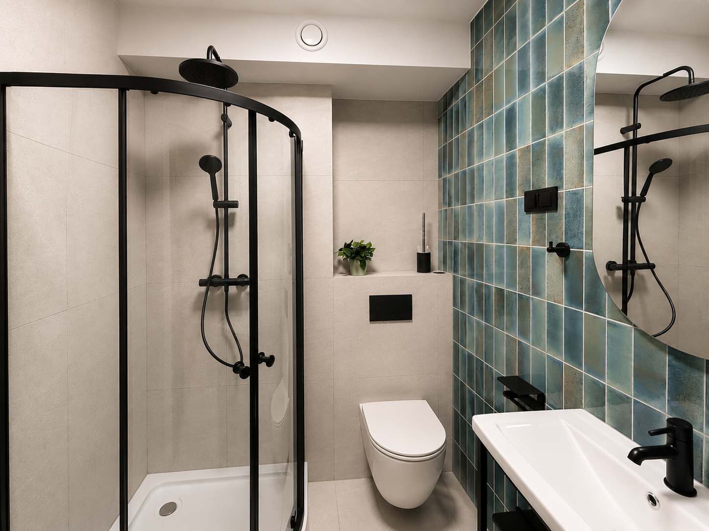 Shower, hair dryer, towels, shampoo
