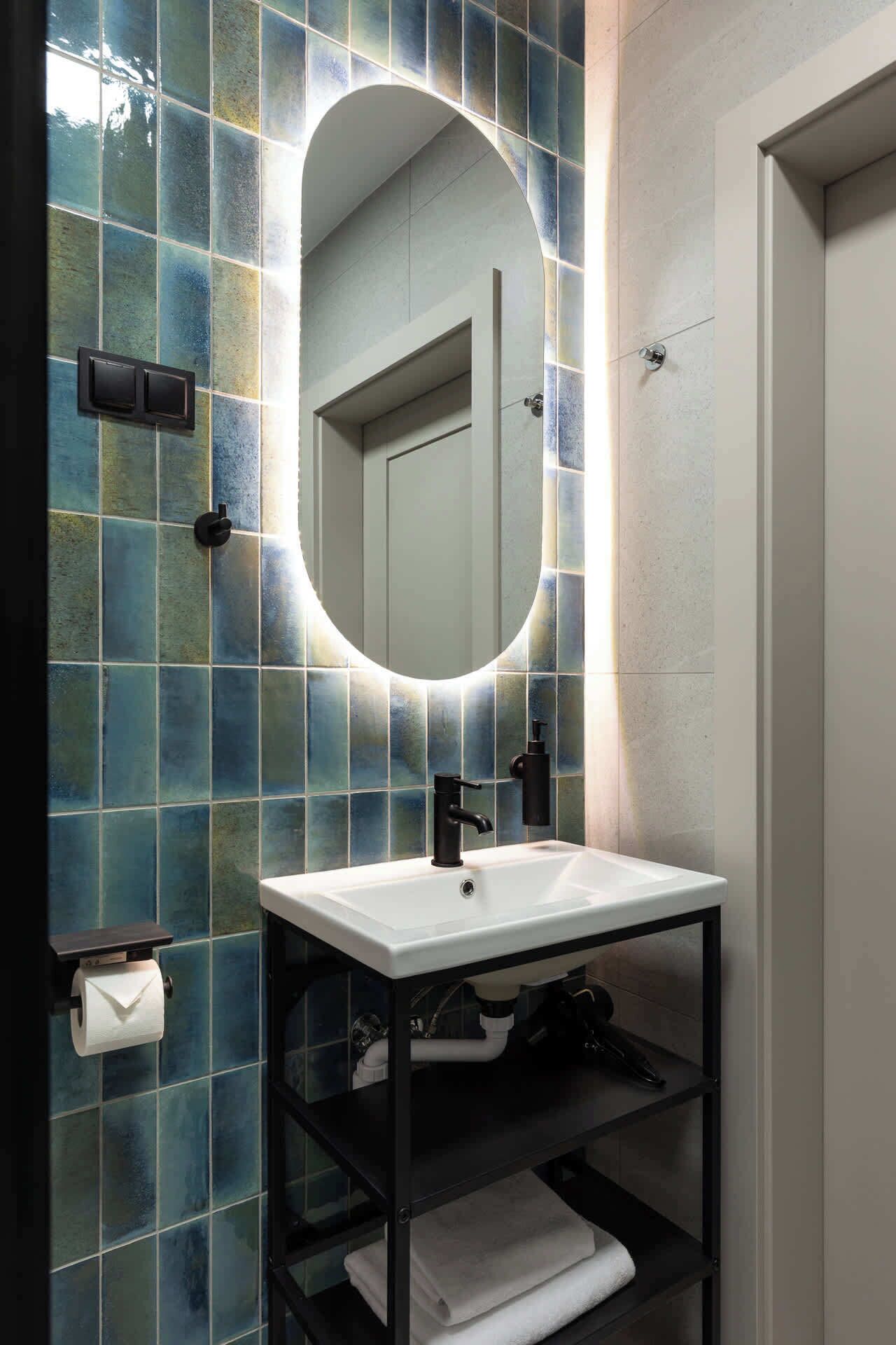 Douche, sèche-cheveux, serviettes fournies, shampoing