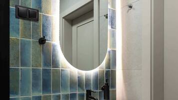 Douche, sèche-cheveux, serviettes fournies, shampoing