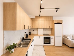 Refrigerador, horno, parrilla de estufa y lavavajillas 
