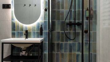 Douche, sèche-cheveux, serviettes fournies, shampoing