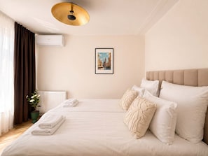 Tabla de planchar con plancha, cuna de viaje, wifi y ropa de cama 