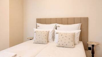 Iron/ironing board, travel crib, WiFi, bed sheets
