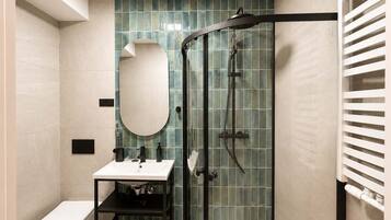Shower, hair dryer, towels, shampoo