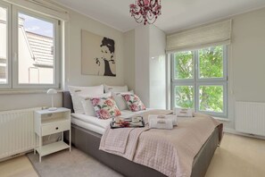 Bügeleisen/Bügelbrett, Reisekinderbett, WLAN, Bettwäsche