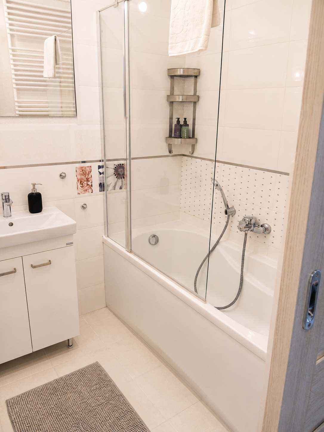 Ducha, secador de pelo, toallas, shampoo