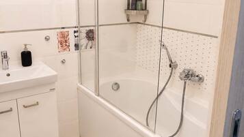 Ducha, secador de pelo, toallas, shampoo