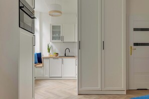 Wasserkocher mit Kaffee-/Teezubehör, Kühlschrank, Ofen, Herdplatte
