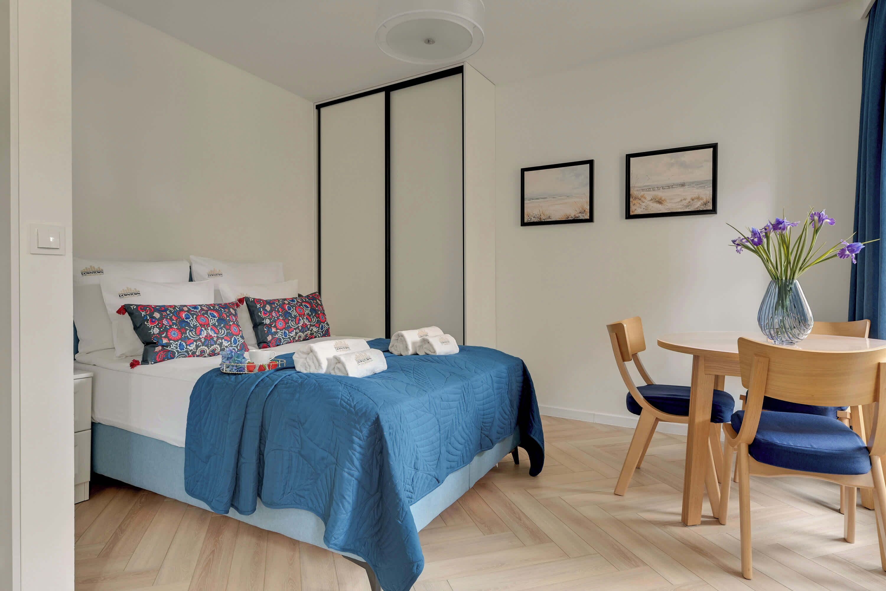 Tabla de planchar con plancha, cuna de viaje, wifi y ropa de cama 