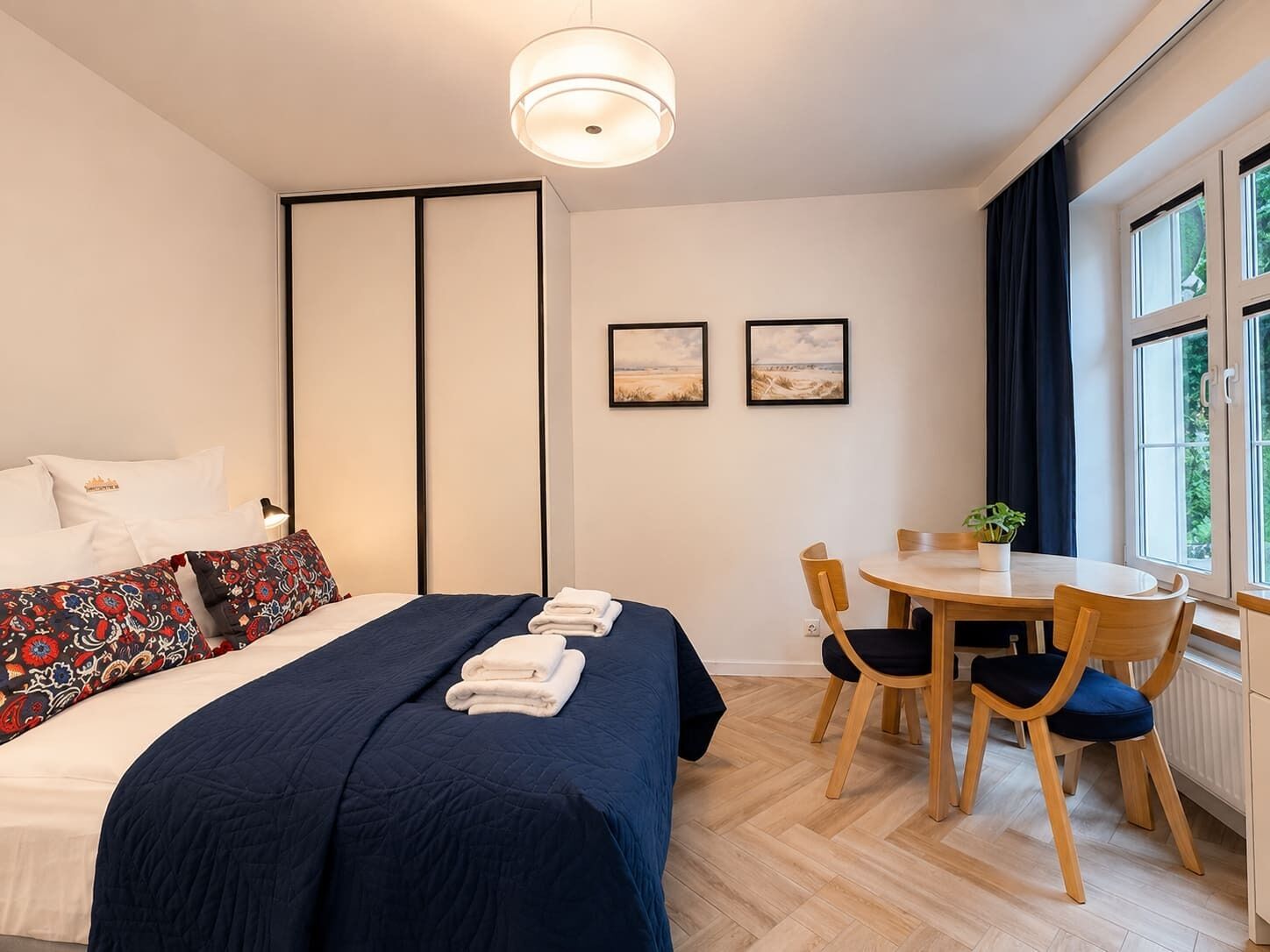 Tabla de planchar con plancha, cuna de viaje, wifi y ropa de cama 
