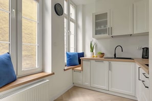 Wasserkocher mit Kaffee-/Teezubehör, Kühlschrank, Ofen, Herdplatte