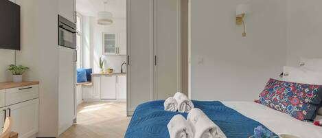 Iron/ironing board, travel crib, WiFi, bed sheets