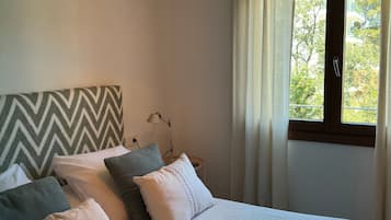 Tabla de planchar con plancha, wifi, ropa de cama