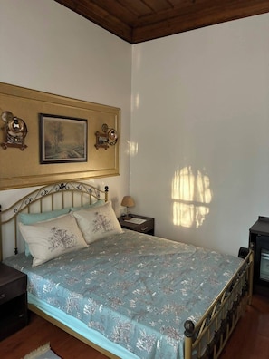 A bedroom with a bed, nightstands, a lamp, a framed picture, and a window casting a shadow. - Karaagac Konagi Hotel (Bursa)