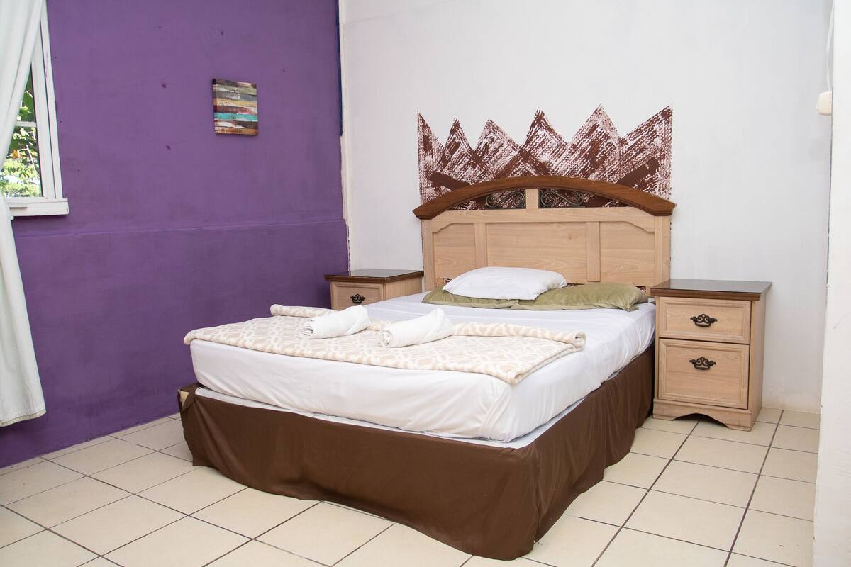 Comfort-Doppel- oder -Zweibettzimmer, mit Bad, Bergseite | Laptopgeeigneter Arbeitsplatz