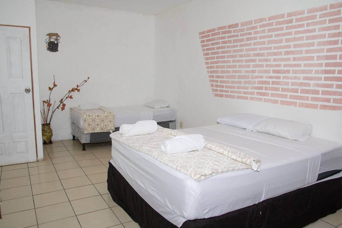 Comfort-Doppelzimmer, eigenes Bad, Bergseite | Terrasse/Patio