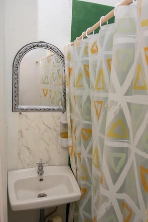 Asciugamani, sapone, shampoo, carta igienica