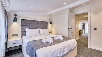 Family Suite, Non Smoking | Desk, iron/ironing board, free WiFi