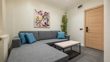 Family Suite, Non Smoking | Living area