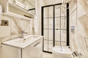 Familien-Suite, Nichtraucher | Badezimmer | Dusche, Hausschuhe, Handtücher, Seife