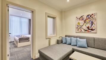 Family Suite, Non Smoking | Living area