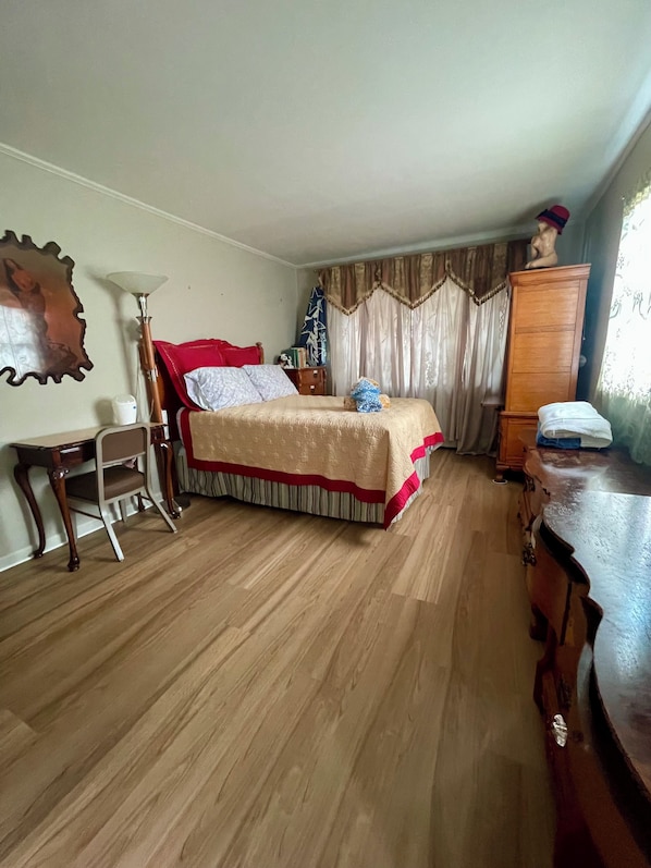 Room - Comfortable bedroom with adjoining bathroom in Ann Arbor residence (Ann Arbor)