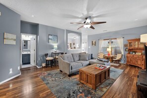 Living area - 3-bedroom house in quaint Helotes featuring relaxing spa and modern game room (Helotes)