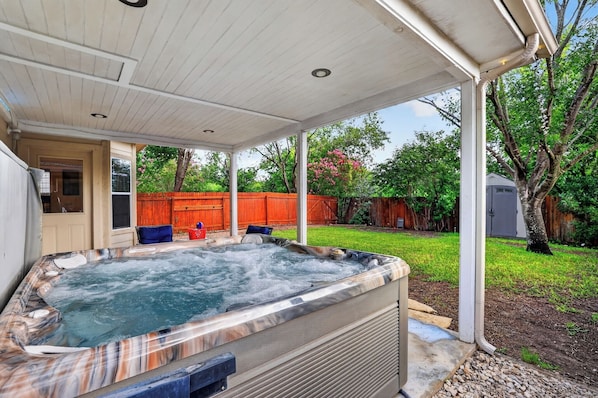 Outdoor spa tub - 3-bedroom house in quaint Helotes featuring relaxing spa and modern game room (Helotes)