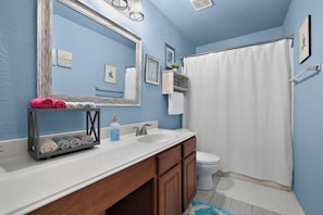 Bathroom - 3-bedroom house in quaint Helotes featuring relaxing spa and modern game room (Helotes)