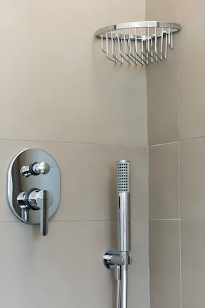 Dusche, Haartrockner, Handtücher