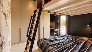 A bedroom with a bed, a ladder, a desk, and a chair. - Dziwnow Boat House With Jacuzzi (Dziwnów)