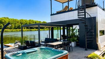 Mobile Home | Outdoor spa tub