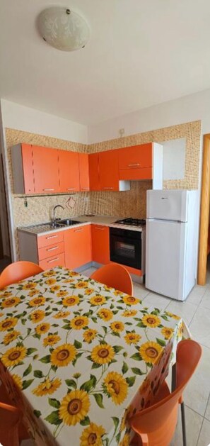 Fridge, oven, stovetop, electric kettle - Apartment 'Acqua' with Sea View, Wi-Fi, and Air Conditioning (Vieste)