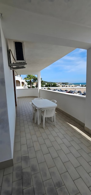 Outdoor dining - Apartment 'Terra' with Sea View, Wi-Fi and Air Conditioning (Vieste)