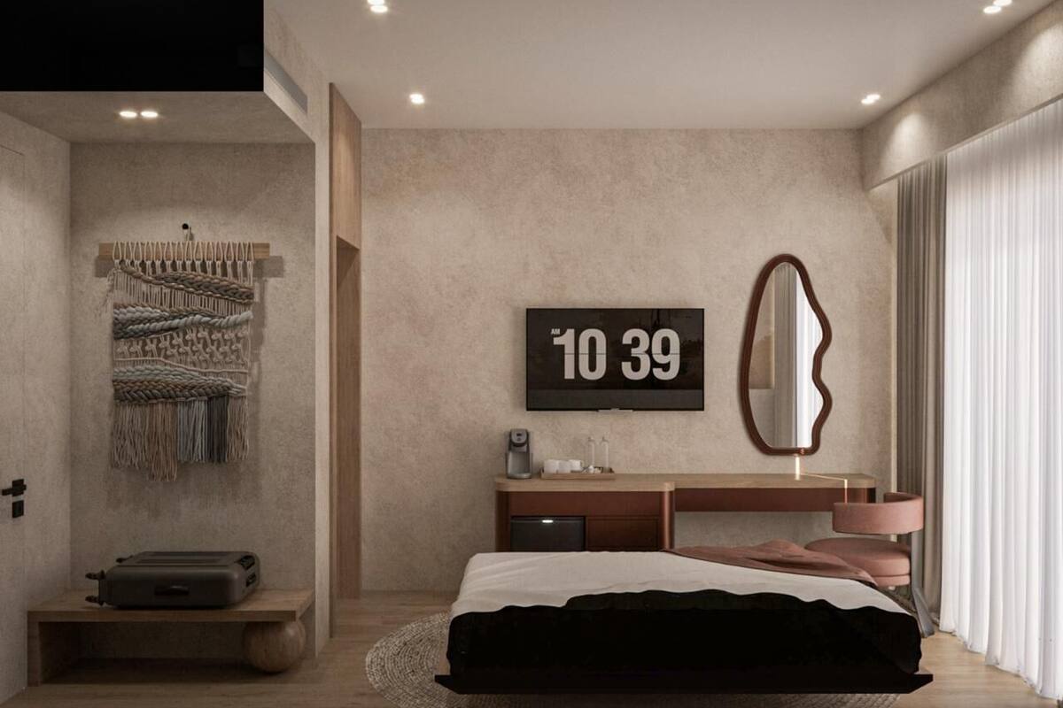 Un dormitorio moderno con cama, mesita de noche, espejo y un reloj de pared.