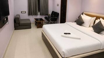 Deluxe Double Room | Desk, laptop workspace, free WiFi