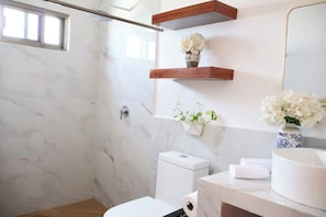 Dusche, Handtücher, Seife, Toilettenpapier