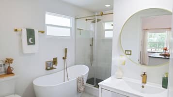 Haartrockner, Bidet, Handtücher, Seife