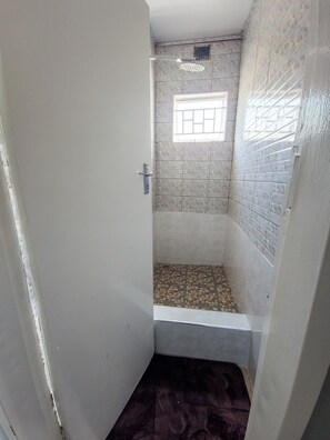 Douche, serviettes fournies, savon, papier toilette
