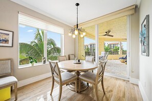 Dining - Luxury Waterfront Apartment in the Heart of Jupiter, Florida (Jupiter)
