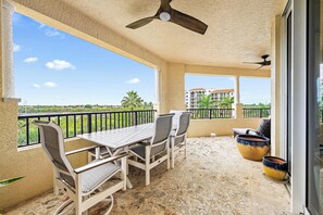 Outdoor dining - Luxury Waterfront Apartment in the Heart of Jupiter, Florida (Jupiter)