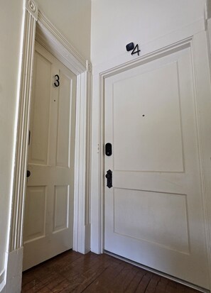 A hallway with two white doors, one marked with the number 3 and the other with the number 4.