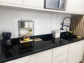 Private kitchen - Studio apartment with king-size bed, garage, air conditioning, patio, pets, washing machine. (Santa Rosa)