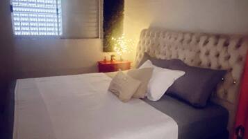 Tabla de planchar con plancha, wifi gratis y ropa de cama