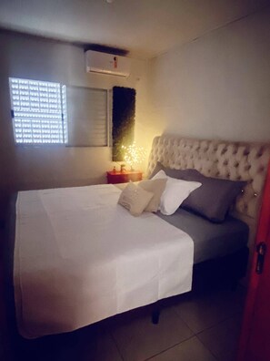 Tabla de planchar con plancha, wifi gratis y ropa de cama 